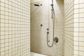 Dusche, Haartrockner, Bidet, Handtücher
