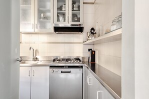 Refrigerador, microondas, placa de cocina, lavavajillas