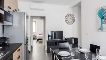 Frigorifero, microonde, forno, piano cottura