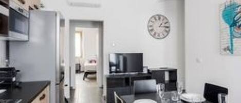 Réfrigérateur, micro-ondes, four, plaque de cuisson