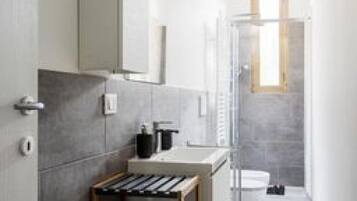 Douche, sĂšche-cheveux, bidet, serviettes fournies