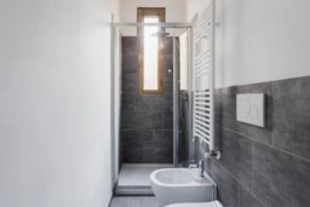 Douche, sèche-cheveux, bidet, serviettes fournies