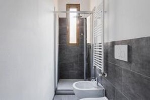 Dusche, Haartrockner, Bidet, Handtücher