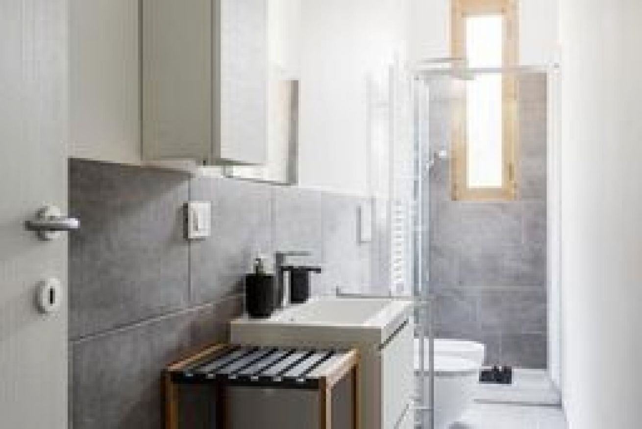 Douche, sèche-cheveux, bidet, serviettes fournies