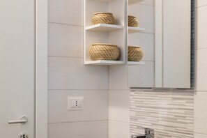 Douche, sèche-cheveux, bidet, serviettes fournies