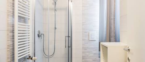 Dusche, Haartrockner, Bidet, Handtücher
