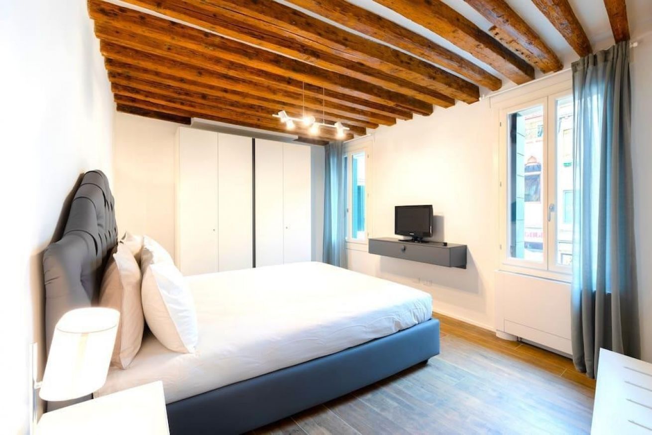 2 habitaciones, escritorio y tabla de planchar con plancha 