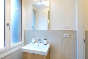 Shower, hair dryer, bidet, towels - Incanto Venice - Rialto neighborhood - Salizada (Venezia)