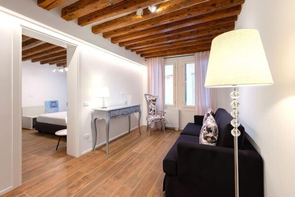 2 bedrooms, desk, iron/ironing board, WiFi