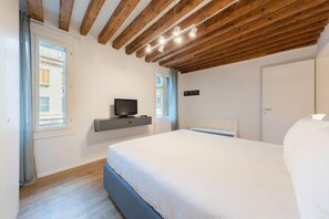 2 室のベッドルーム、デスク、アイロン / アイロン台、旅行用ベビーベッド