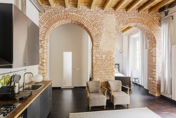 Fridge, oven, stovetop, dishwasher