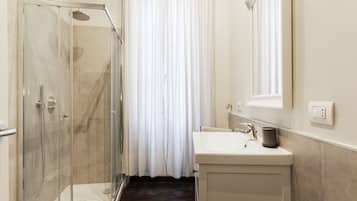 Regadera, secadora de cabello, bidet, toallas