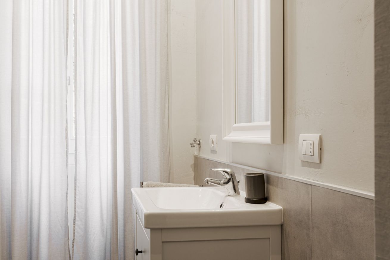 Douche, sèche-cheveux, bidet, serviettes fournies