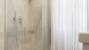 Dusche, Haartrockner, Bidet, Handtücher
