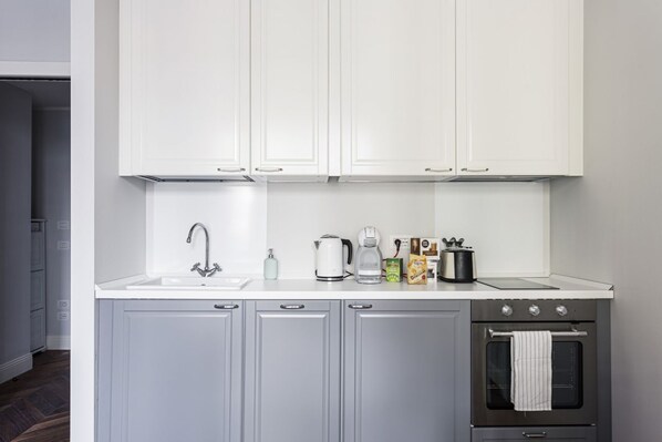 Kühlschrank, Ofen, Herdplatte, Geschirrspüler