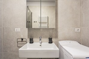 Shower, hair dryer, bidet, towels