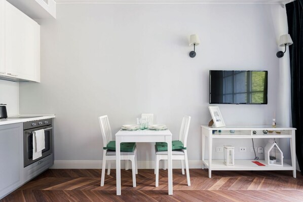 Fridge, oven, stovetop, dishwasher