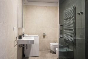 Douche, sèche-cheveux, bidet, serviettes fournies