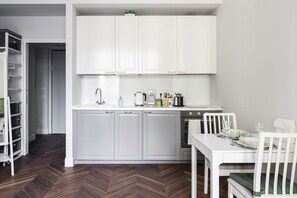 Fridge, oven, stovetop, dishwasher