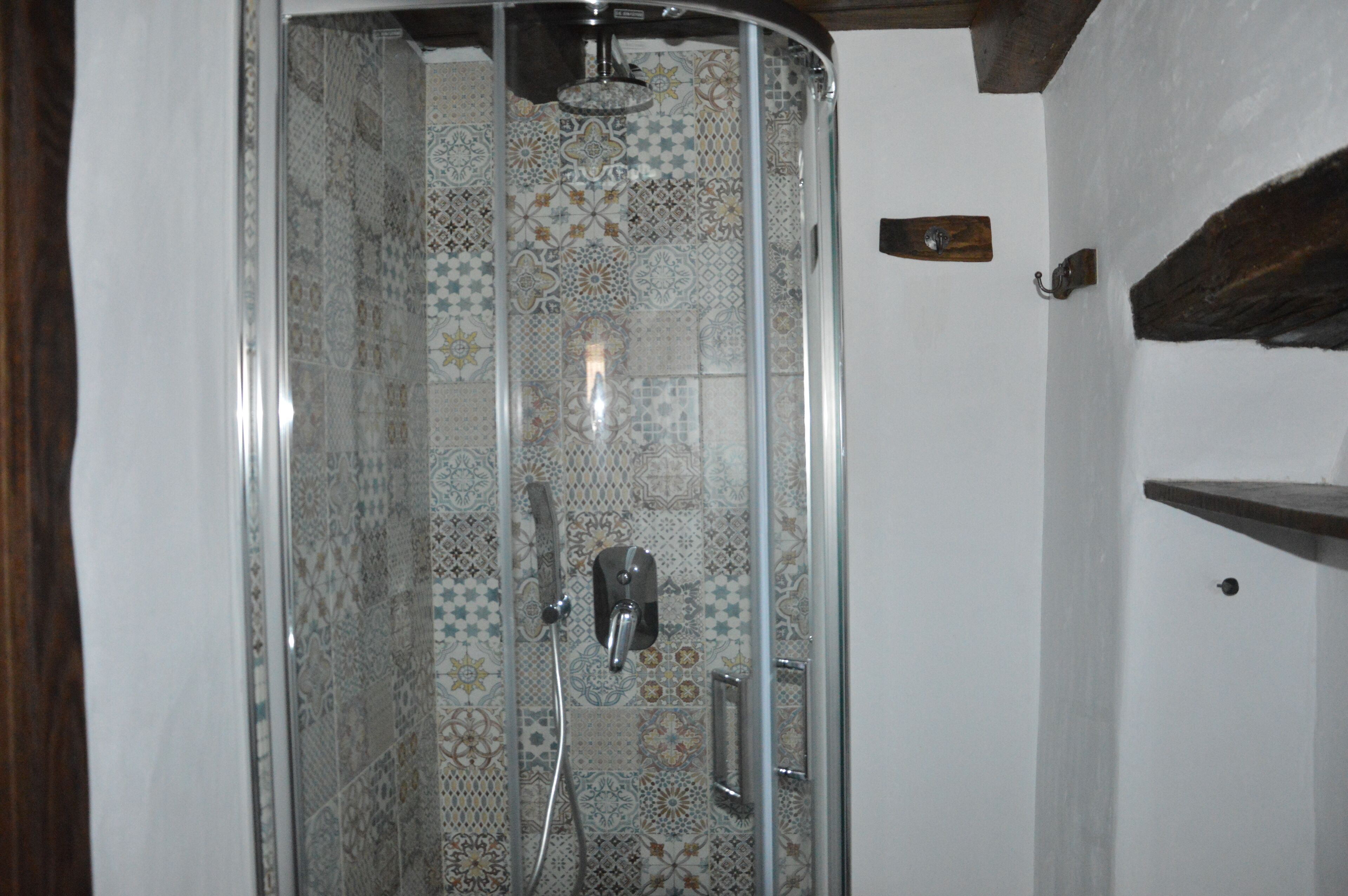 Douche, sèche-cheveux, bidet, serviettes fournies