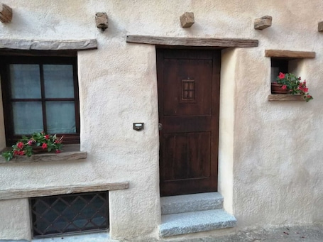 外観の詳細. B&B S'Ispera - Authentic Barbagia Stay and Home Restaurant, Sardinia