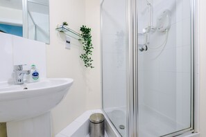 Exclusive Apartment (incl. cleaning fee) | Bathroom | Combined shower/tub, hair dryer - Gawer Apartment (Chester)