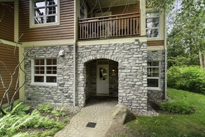 Exterior detail - Les Eaux - 2bdrs w/ Pool & Hot Tub near Village (Mont-Tremblant)