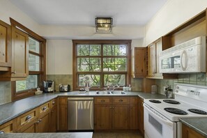 ثلاجة، ميكروويف، فرن، موقد طهي مسطح