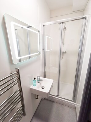 Double Room | Bathroom | Shower - Cwtsh Hostel (Swansea)