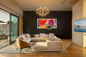 Smart TV, chimenea y estéreo 