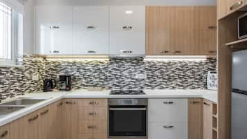 Apartment (2) | Private kitchen | Full-size fridge, microwave, oven, stovetop