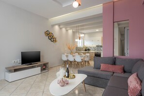Apartment (2) | Living area | 32-inch flat-screen TV with digital channels, TV - JT Apartments (Kissamos)