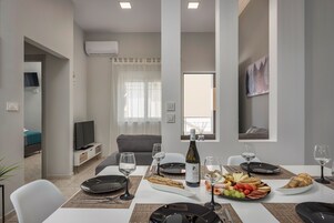 32-inch flat-screen TV with digital channels, TV