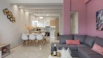 Apartment (2) | Living area | 32-inch flat-screen TV with digital channels, TV
