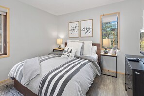 4 bedrooms, iron/ironing board, free WiFi, bed sheets - Large Cabin "Wright on the River" 5 Star-Riverfront--WIFI-Firepit-Large Deck-Mountain Views (Red River)