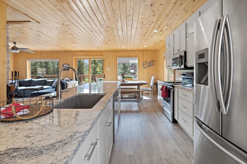 Large Cabin "Wright on the River" 5 Star-Riverfront--WIFI-Firepit-Large Deck-Mountain Views