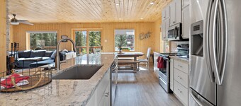 Large Cabin "Wright on the River" 5 Star-Riverfront--WIFI-Firepit-Large Deck-Mountain Views