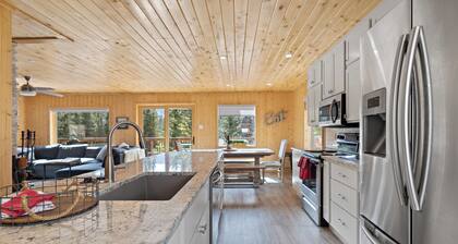 Large Cabin "Wright on the River" 5 Star-Riverfront--WIFI-Firepit-Large Deck-Mountain Views