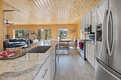 Large Cabin "Wright on the River" 5 Star-Riverfront--WIFI-Firepit-Large Deck-Mountain Views