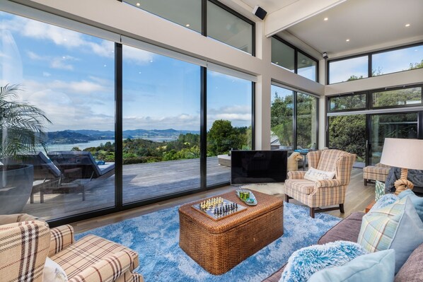 Smart TV, books, stereo, offices