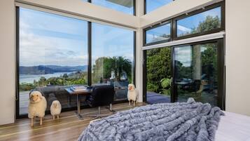 2 chambres, bureau, fer et planche Ă repasser, lit parapluie