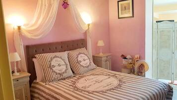 4 slaapkamers, een strijkplank/strijkijzer, reisbedje, gratis wifi