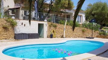 Een buitenzwembad en een verwarmd zwembad