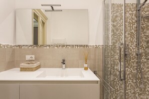 Dusche, Haartrockner, Bidet, Handtücher