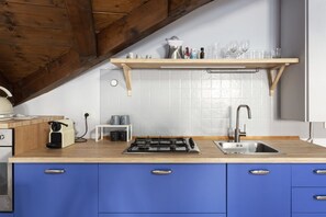 Frigorifero, forno, piano cottura, macchina per tè/caffè