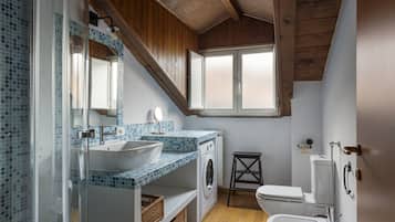 Dusche, Haartrockner, Bidet, Handtücher