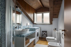 Douche, sèche-cheveux, bidet, serviettes fournies