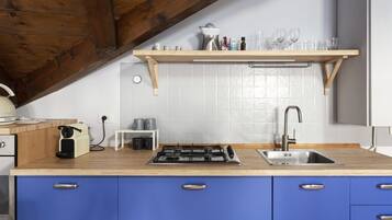 Kühlschrank, Ofen, Herdplatte, Wasserkocher mit Kaffee-/Teezubehör