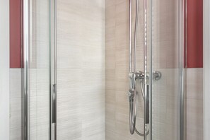 Douche, sèche-cheveux, bidet, serviettes fournies