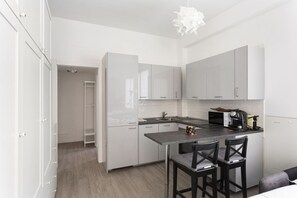 Kühlschrank, Mikrowelle, Ofen, Herdplatte